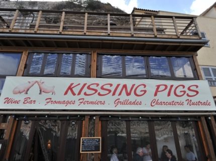 Restaurant-kissingpigs-port-bonifacio-corse.jpg