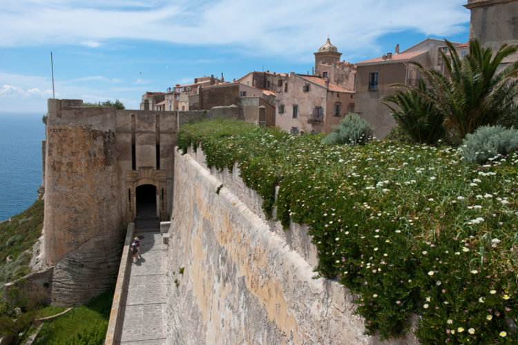 Bastion-etendard-monuments-visite-Bonifacio-Corse.jpg