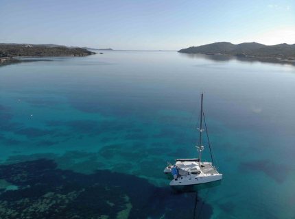 Catamaran-dans-le-golfe-maora-b-sailing-Bonifacio-Corsica.jpg